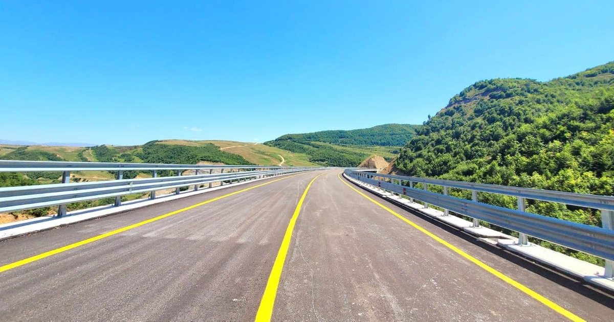 Rruga Qukës-Qafë Plloçë drejt përfundimit, asfaltohen 400 metrat e fundit